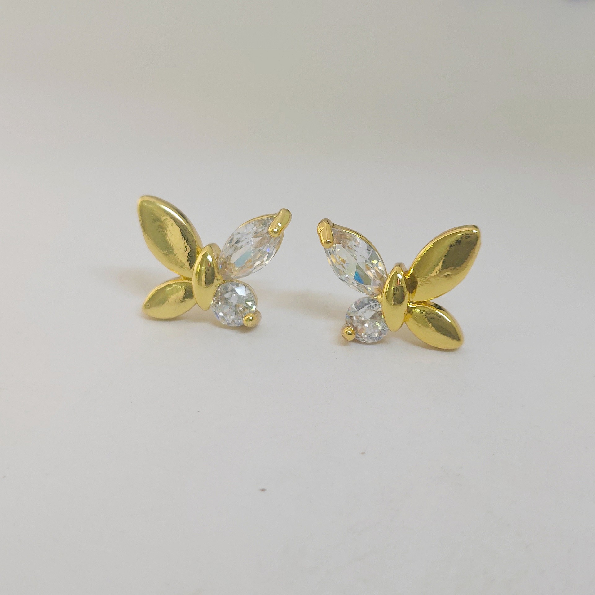 Nuevos pernos de mariposa incrustados de zircon nicho femenino diseño brillante lujoso pernos de mariposa asimétricos de alta calidad