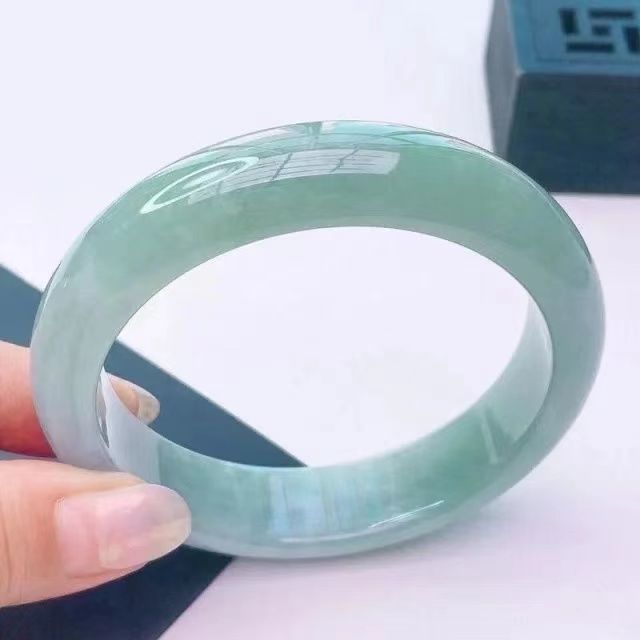 Vòng tay ngọc bích Myanmar tự nhiên màu xanh nhạt, đường kính trong 52–63 mm