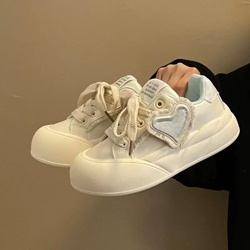 Red celebridad con el amor zapatos de skate para mujeres verano 2024 nuevos zapatos blancos con suela gruesa adorables zapatos de pan grande