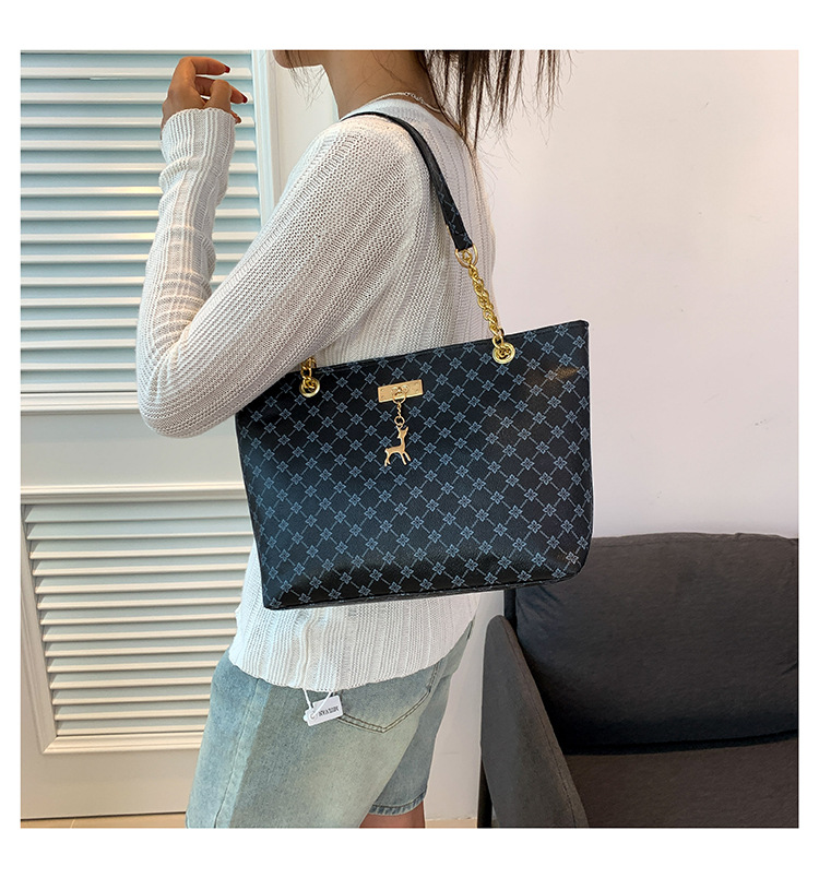 2024 New Large Capacity Bag Women's Bag Fashion Commuting Retro Chain Handheld Shoulder Bag Printed Tote Bag_voghion.com
