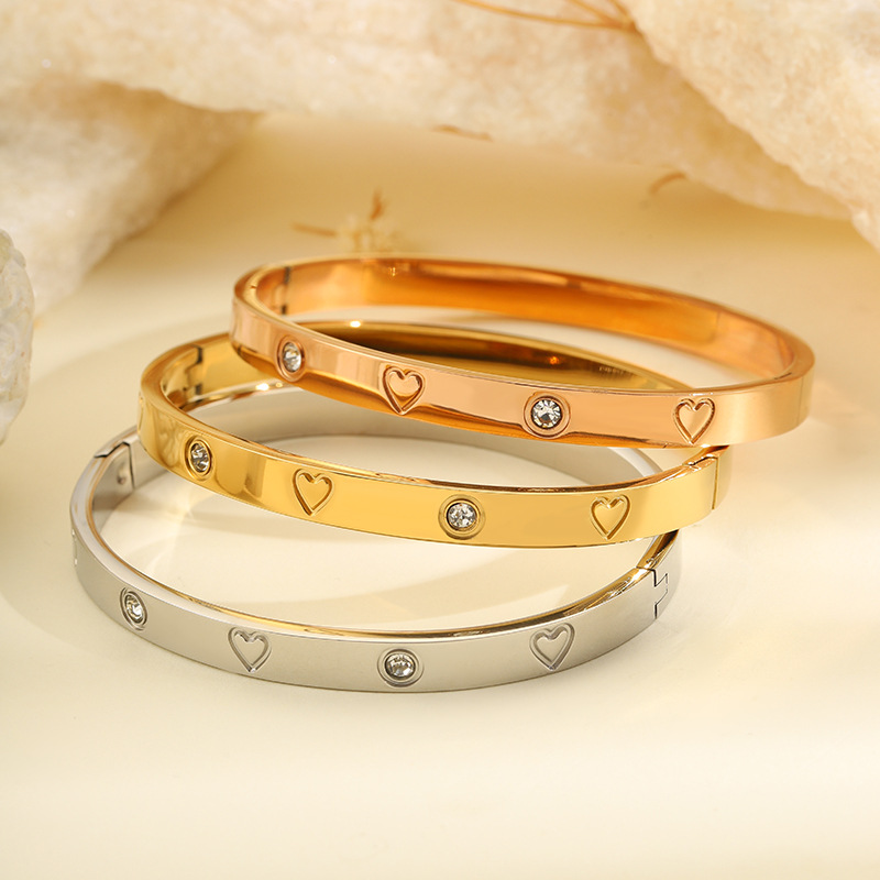 Pulsera clásica con forma de corazón y diamantes incrustados, resistente a la decoloración, para niñas, de alta gama, lujo ligero, a la moda, pulsera de acero de titanio, joyería superventas transfronteriza. image 5