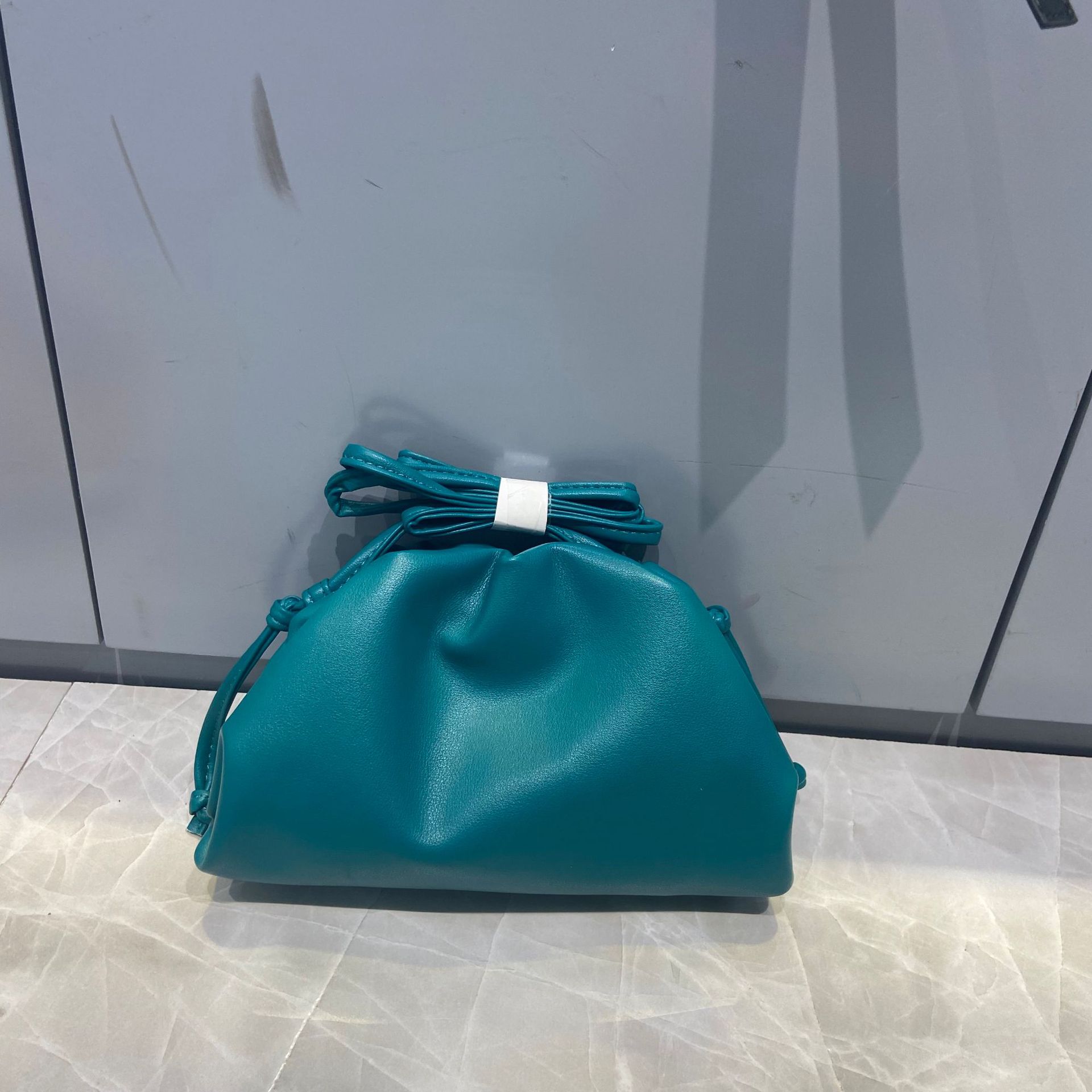 thumbnail image 1 of Bolso en la nube con clip plegable, bolso pequeño para mujer, versión coreana 2023, nuevo bolso rojo de red para mujer, bolso de hombro, bolso de mensajero, pato salvaje, verde, 1 of 2