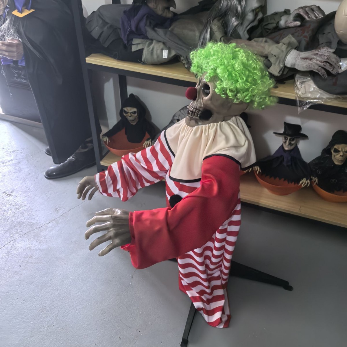 2025 nuevo espectáculo extraño de Halloween trompeta postura swinging payaso terror aterrador escenario de diseño de atmósfera