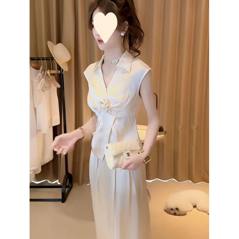 Модный летний комплект 2025 года для женщин: стильная рубашка без рукавов с V-образным вырезом, объемным цветочным принтом и эффектом стройности, и широкие брюки.