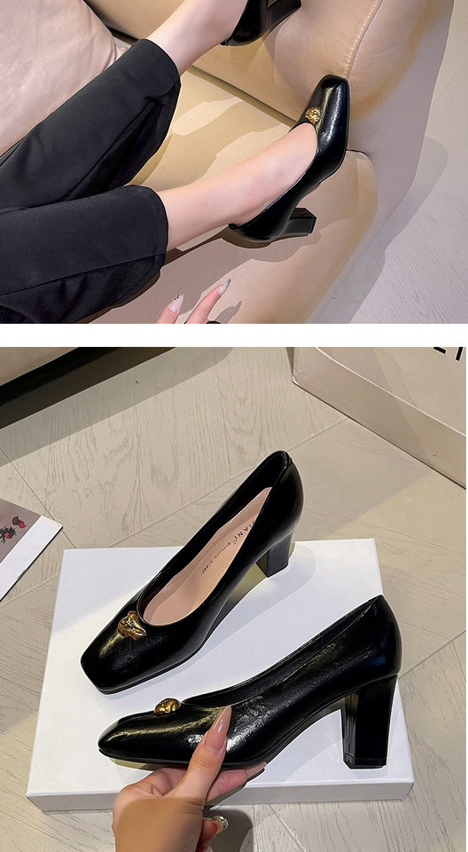 Giày cao gót nữ mũi vuông gót thô phối kim loại kiểu cổ điển, gót 6–8 cm — Màu trắng nhạt, rượu vang đỏ, đen chi tiết 13