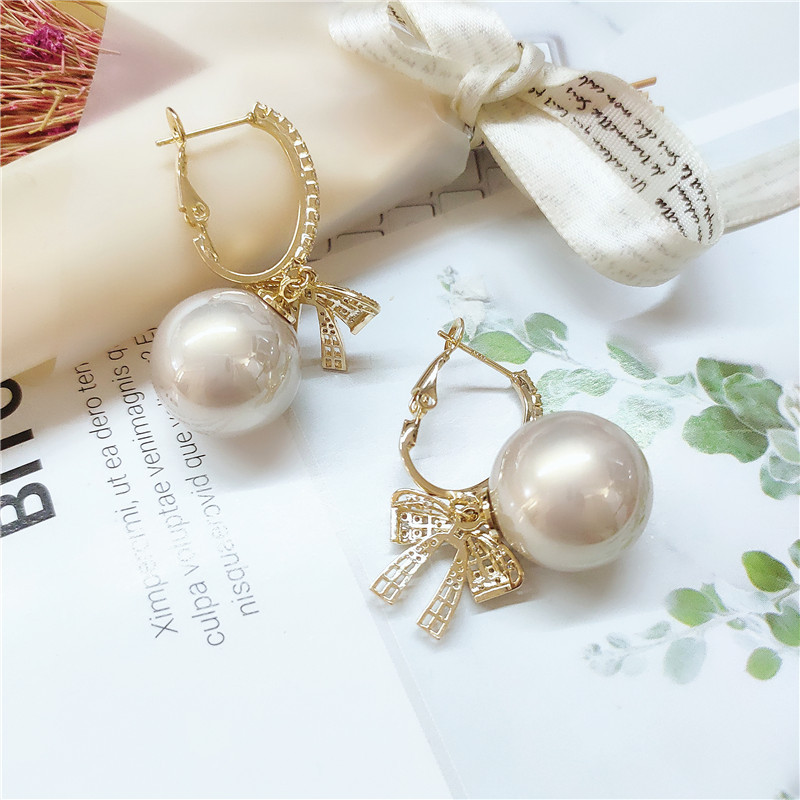 Fashion Pearl Bow Earrings display picture 2