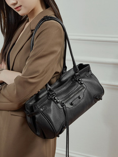 ABG hot girl rivet toe-layer cowhide underarm baguette bag 25 new trendy Le city horizontal punk motorcycle bag
