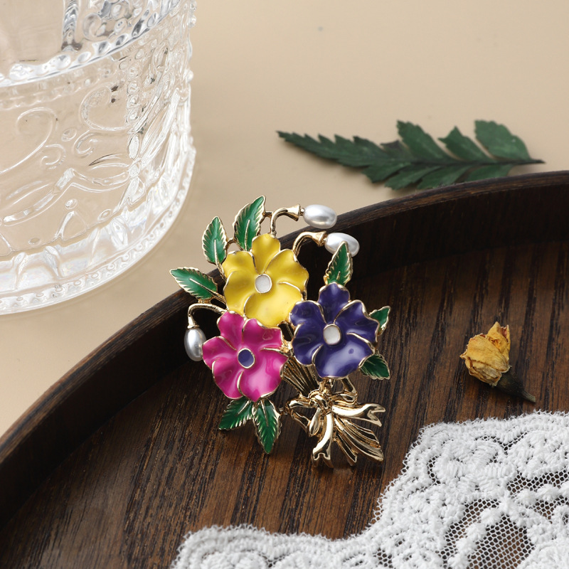 Retro Flower Bow Knot Alloy Enamel Inlay Artificial Gemstones Women's Brooches display picture 2