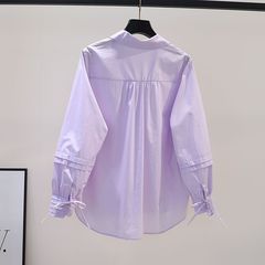 デザイン感のあるしわのある長袖の薄い紫色の綿のシャツの女性のゆったりしたシャツの春夏の文芸の気質の上着