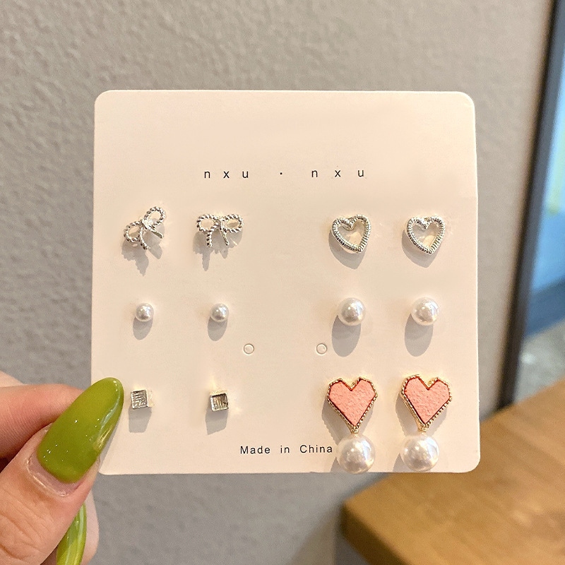 Luz de lujo de alto nivel nicho de diseño femenino sensación de aretes de bordilla temperamento perla asimetría joyería perla al por mayor