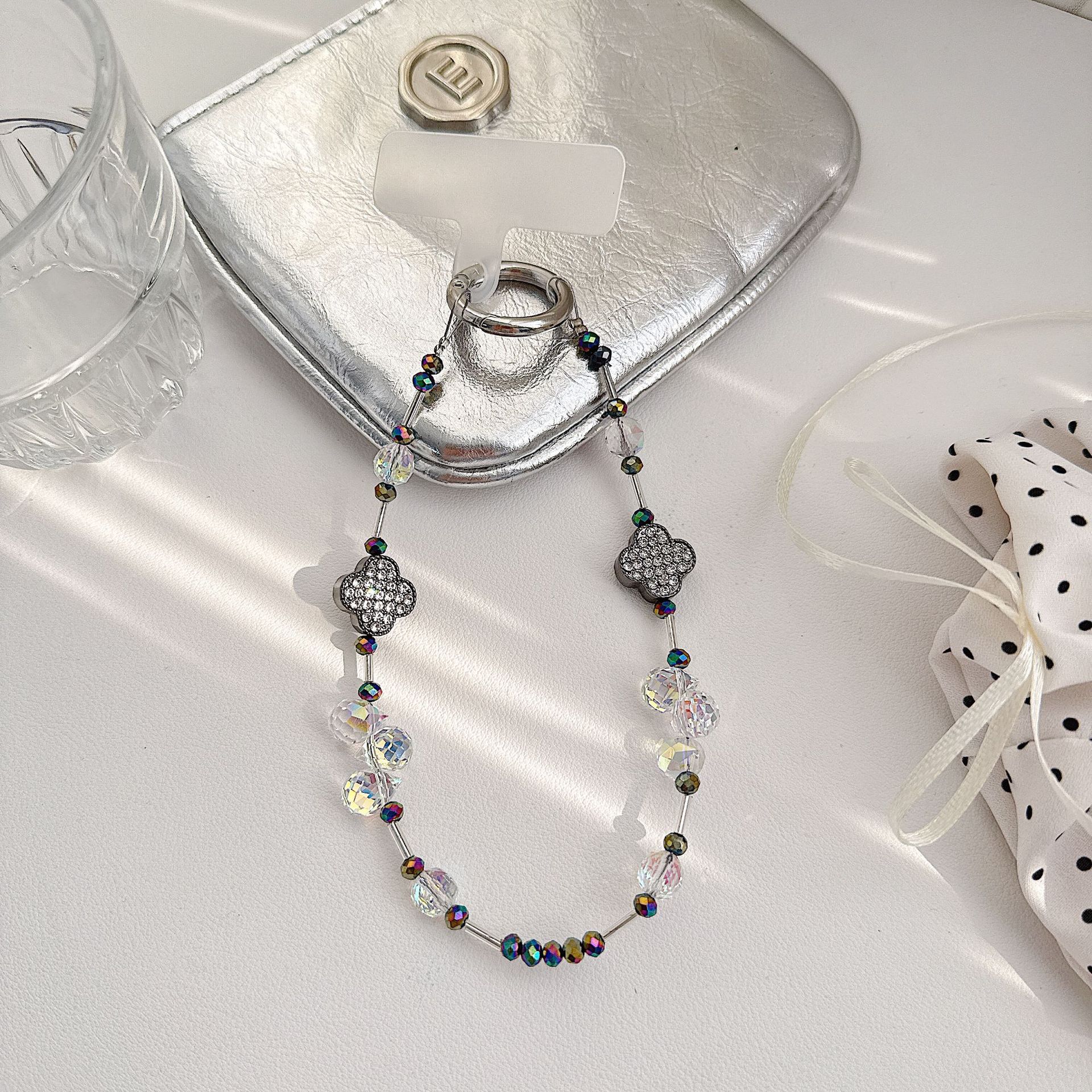 Cadena de teléfono móvil de alta gama hecha a mano boutique, cadena de muñeca de trébol de cuatro hojas de diamantes de lujo femenino, cadena de teléfono móvil de moda, sección corta