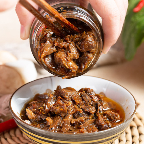 Direct wholesale from Yijiarren's source factory: Trendy, mouthwatering farmhouse-style savory and fragrant Matsutake & Mountain Mushroom Sauce (200g) for rice dishes.