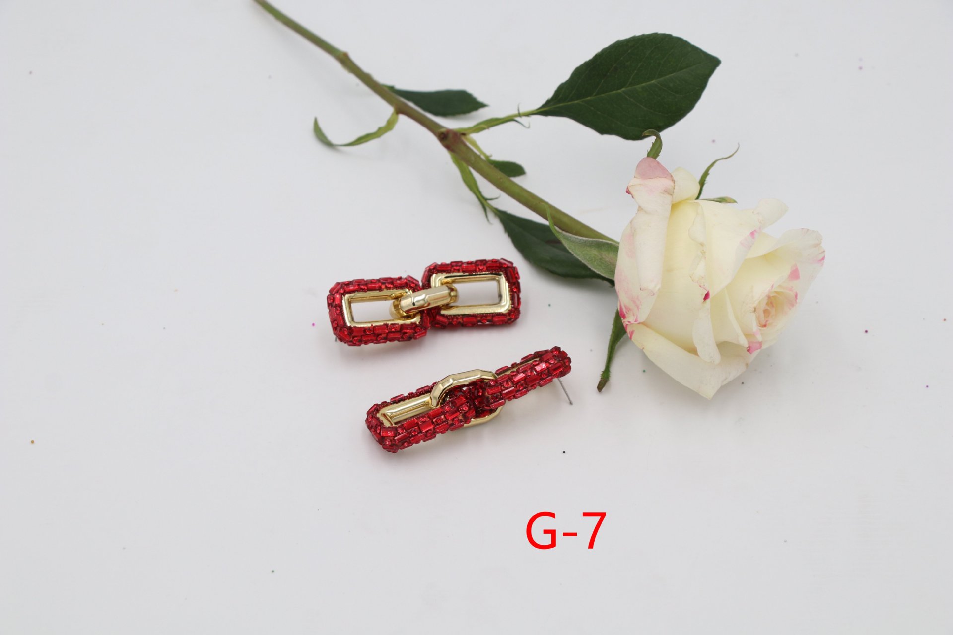 Orecchini pendenti a catena con diamanti geometrici_voghion.com