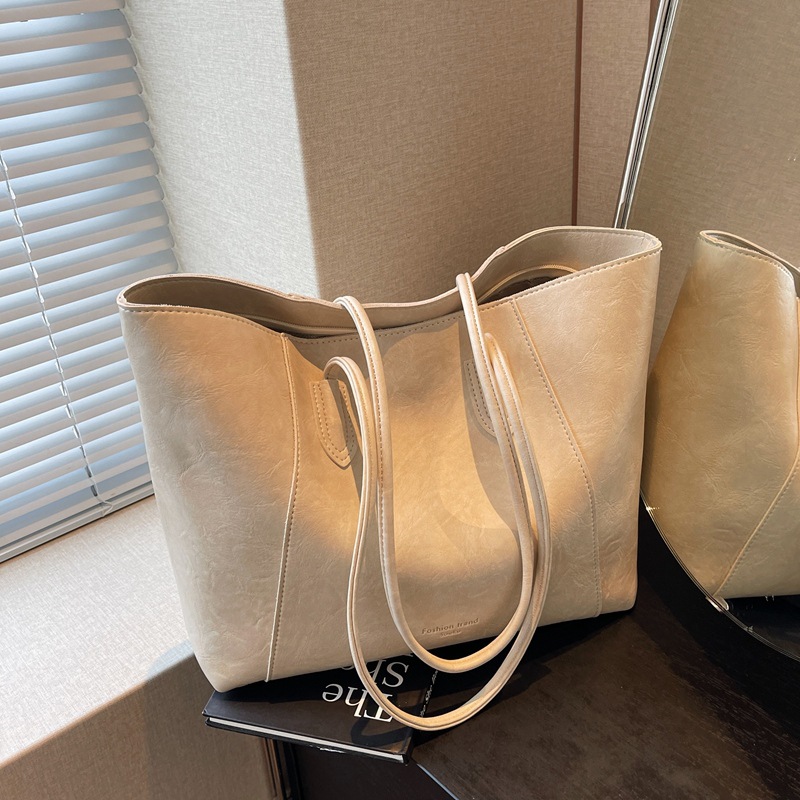 Este año, la popular bolsa de gran capacidad para mujeres 2026 nueva bolsa de brazo simple y casual, bolsa de hombro de viaje universal.