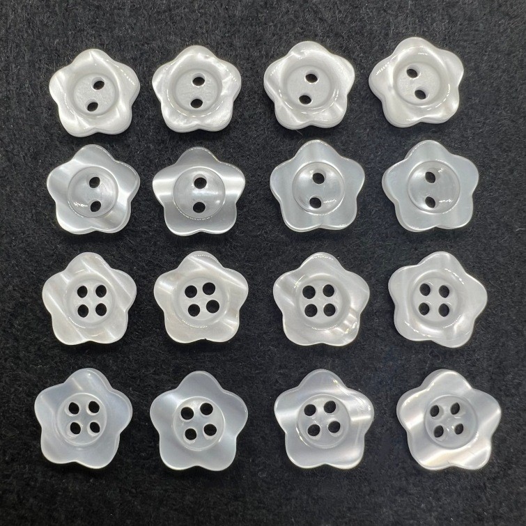 厂家直销树脂珠光两眼四眼梅花珠光白底梅花钮扣童装针织衫毛衣扣