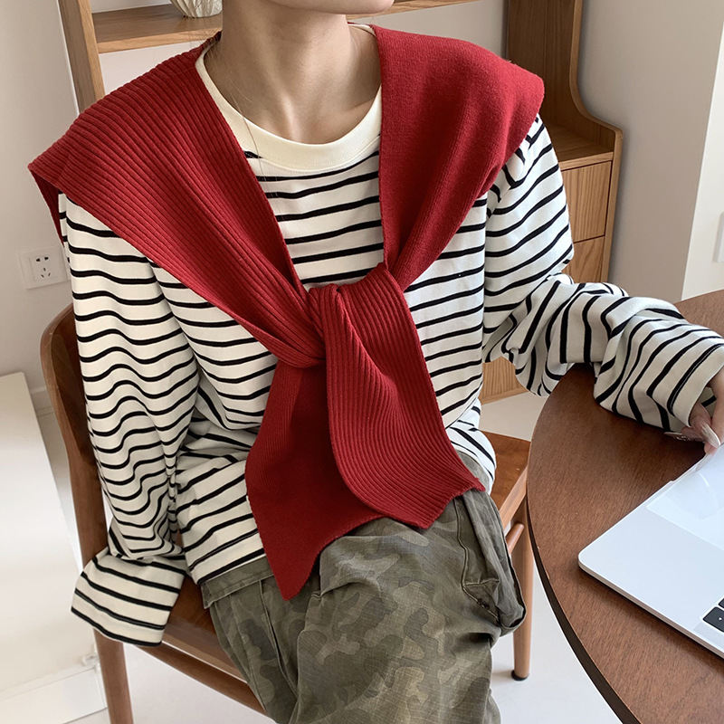 Sopa de punto de alta sensación de nuevo color sólido versátil suave glutinoso con camiseta de manga larga suelta con un pequeño hombro de hombro