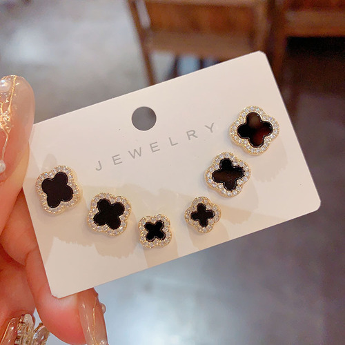 Elegant and versatile micro-halo four-leaf clover combination set earrings for women, stylish, minimalist, small, silver needle earrings, ear accessories.
