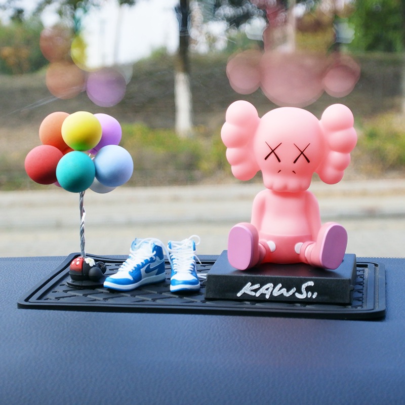 Pink kaus + colorful balloons + blue and white shoes + small grid mat
