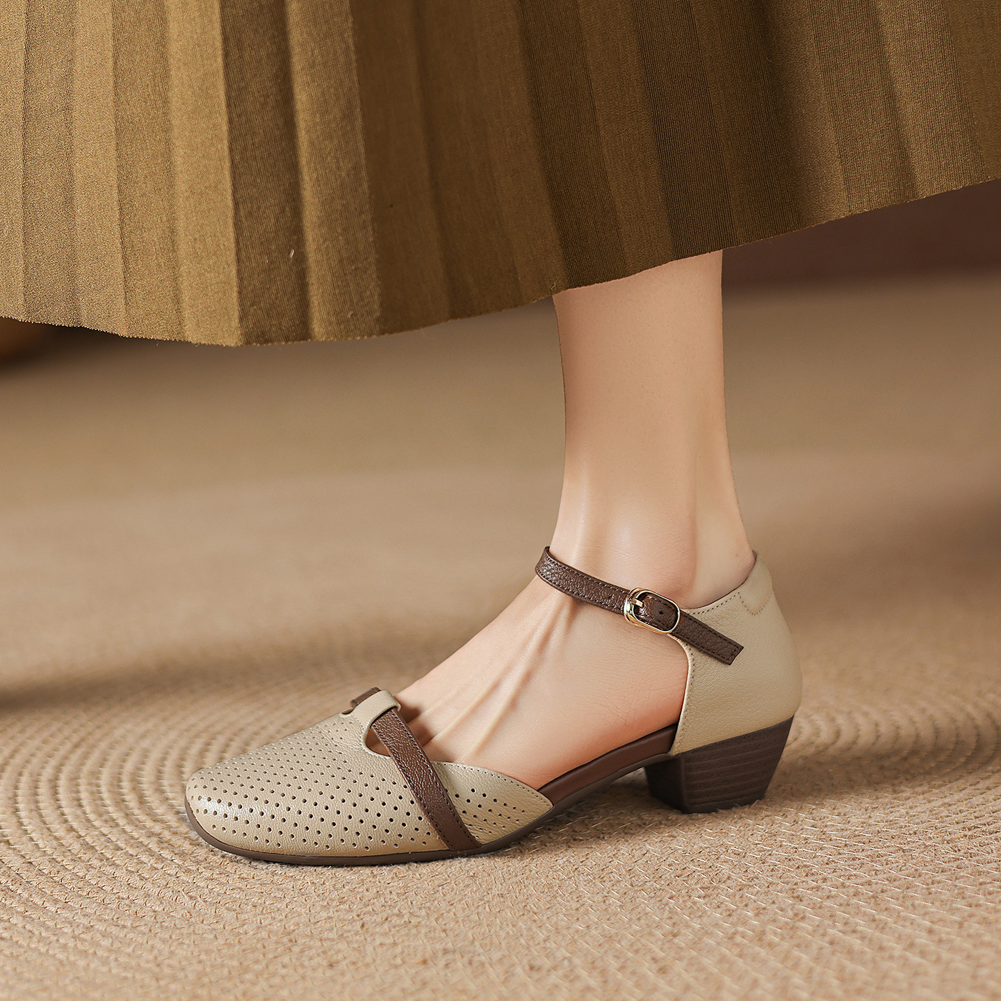 Sandal nữ da cừu mũi kín gót vuông quai ngang khóa một chữ — màu trắng ngà