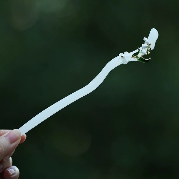 White Chinese hairpin