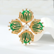 复古时尚高级感小众轻奢镂空花蕊绿猫眼镶珍珠胸针女百搭首饰批发