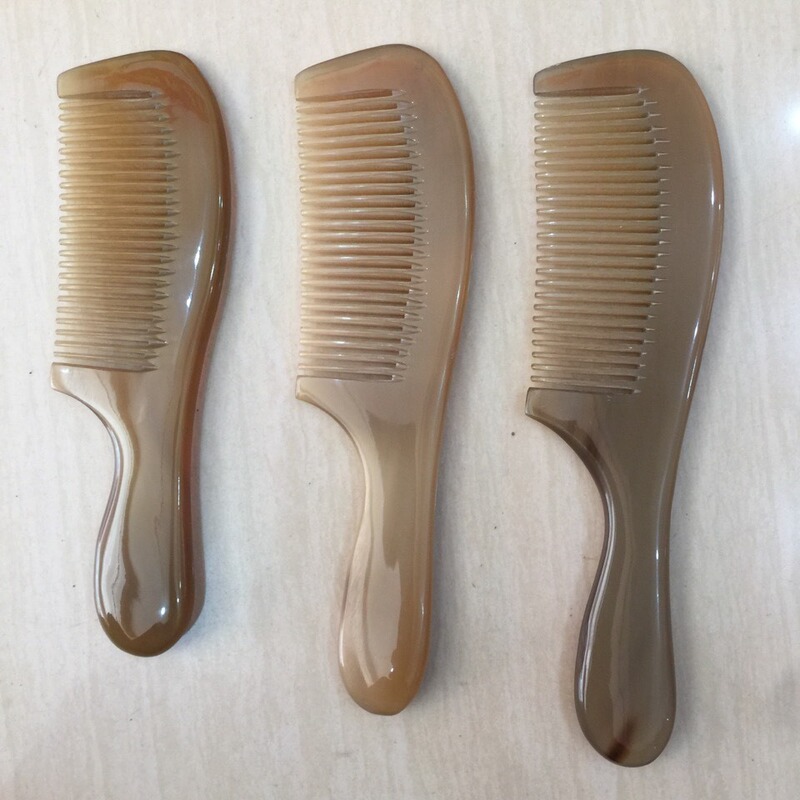 Factory wholesale yellow dense tooth light handle horn comb massage comb vacuum independent packaging