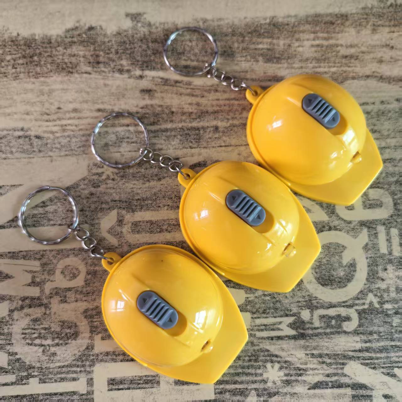 Nuevo hot sale LED casco abre botellas llavero logotipo personalizado con lámpara casco pequeño regalo