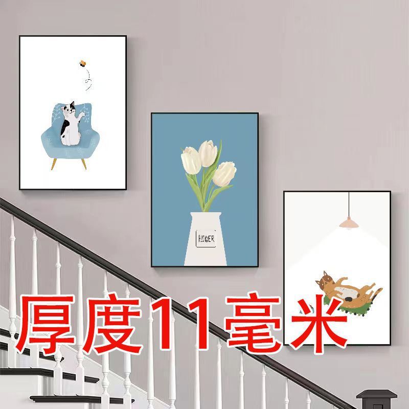 複式階段の入り口の間に装飾画があります。|undefined
