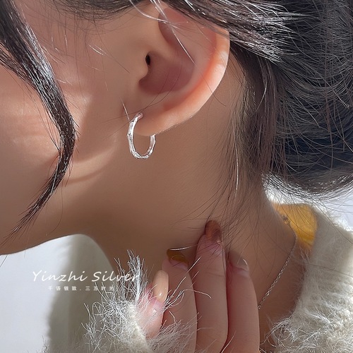 Earrings for Women: Simple Hoop Earrings -  New Style Ear Cuffs with a Refined and Elegant Atmosphere - Women's Earrings for Piercing - Chic and Sophisticated Ear Studs for Women