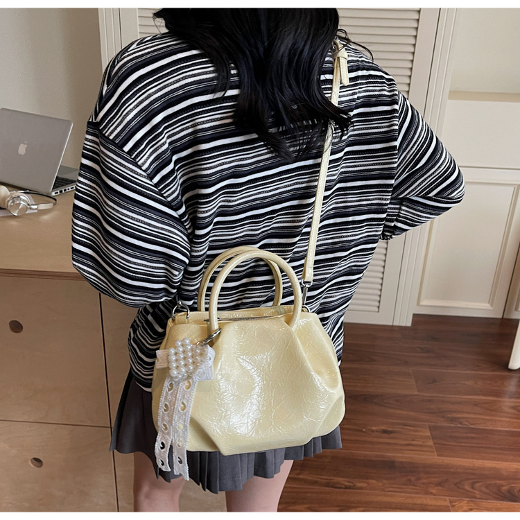 Fashionable tote bag, large-capacity underarm bag, 2025 new solid color texture women's bag, simple commuting bag, soft leather single-shoulder undefined