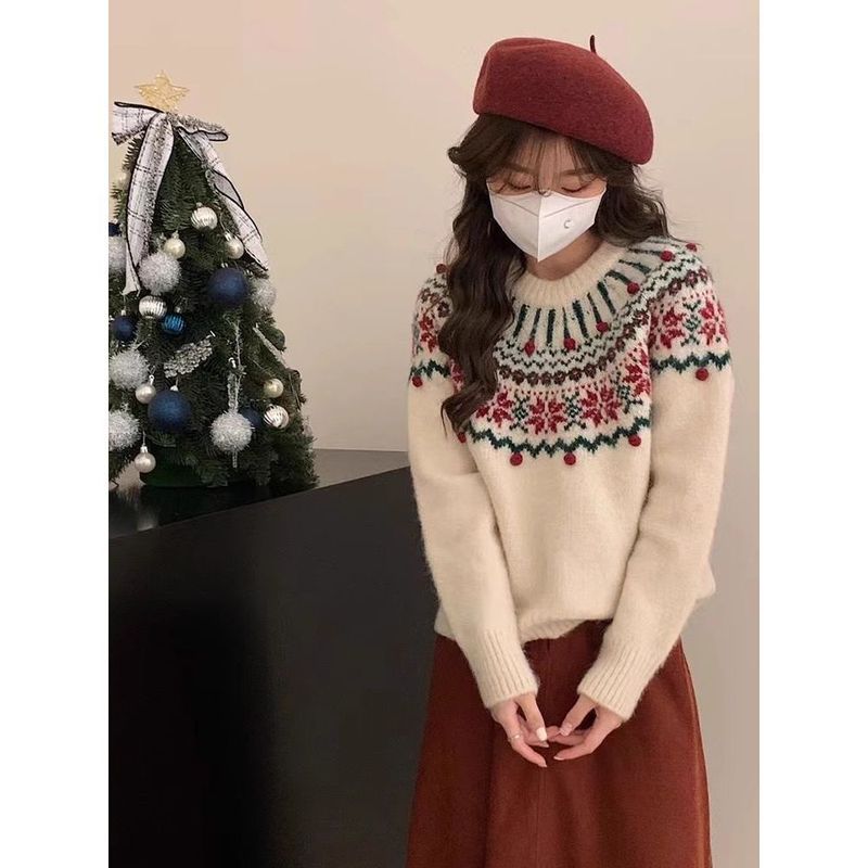 レトロなジャカードクリスマス新年の赤いニットセーターの女性の頭はゆったりしています。|undefined