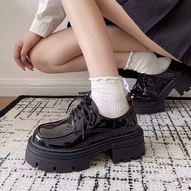 Маленькие кожаные туфли в британском стиле Женская весна 2025 новый толстый шнур шнурки с мягким дном кексы ретро-рафур одиночные туфли