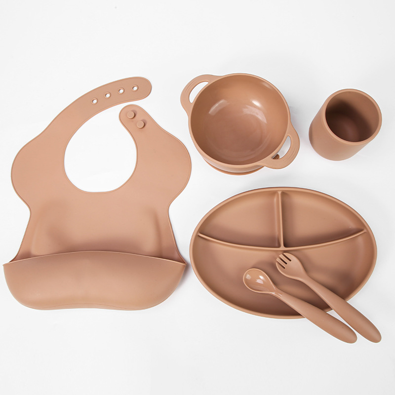 분리 접시 + 포크 스푼 + 턱받이 + 흡입 그릇 + 컵 다크 브라운