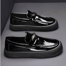 ����ܛƤ�п�һ�_�ź�ɫ���eƤЬ��ʿ���^Ӣ��2025�¿��̄չ���Ь