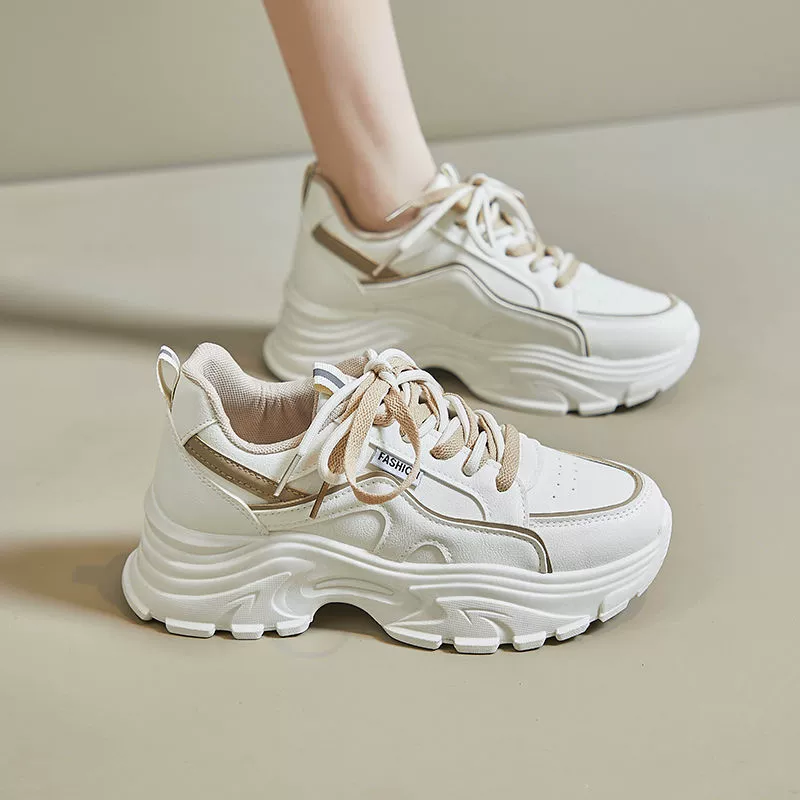 2024 Весенняя обувь папы с толстой подошвой новая корейская версия женская мода дикая мода высокая стоимость лица легкая повседневная маленькая белая обувь