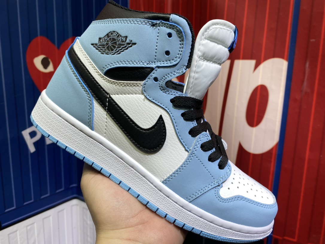 Suministro exclusivo transfronterizo de Putian de zapatillas de baloncesto AJ1 de caña media-alta en color marrón ceniza, negro y puntera roja, calzado deportivo unisex.