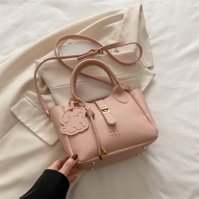 Bolsos de gran capacidad para mujer primavera y verano todo fósforo 2025 nueva versión coreana de la bolsa de mensajero casual popular de este año