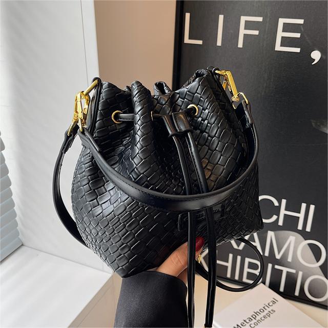 Nicho tejido bolsa de moda del todo fósforo para las mujeres 2023 nuevo retro cubo bolsa de alto grado sensible expreso popular bolsa de hombro