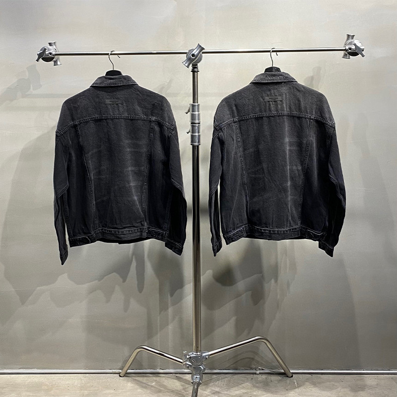 Chaqueta vaquera holgada estilo vintage lavada ESSENTIALS de la colección Otoño 23, marca de moda urbana FOG