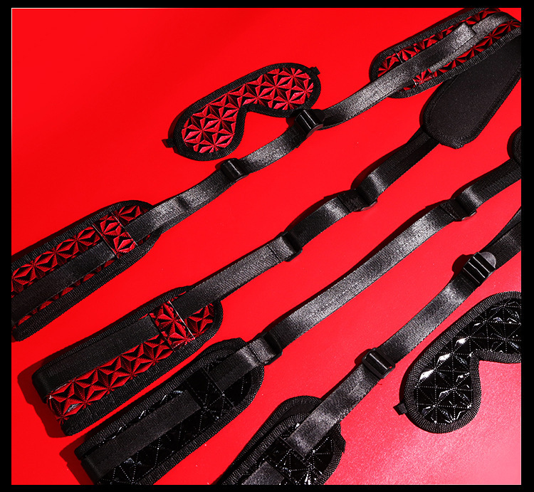 Diamond-Pattern Eye Mask with Leg Restraints and Handcuffs, Black Alloy and Leather Bondage Set — detail image 27