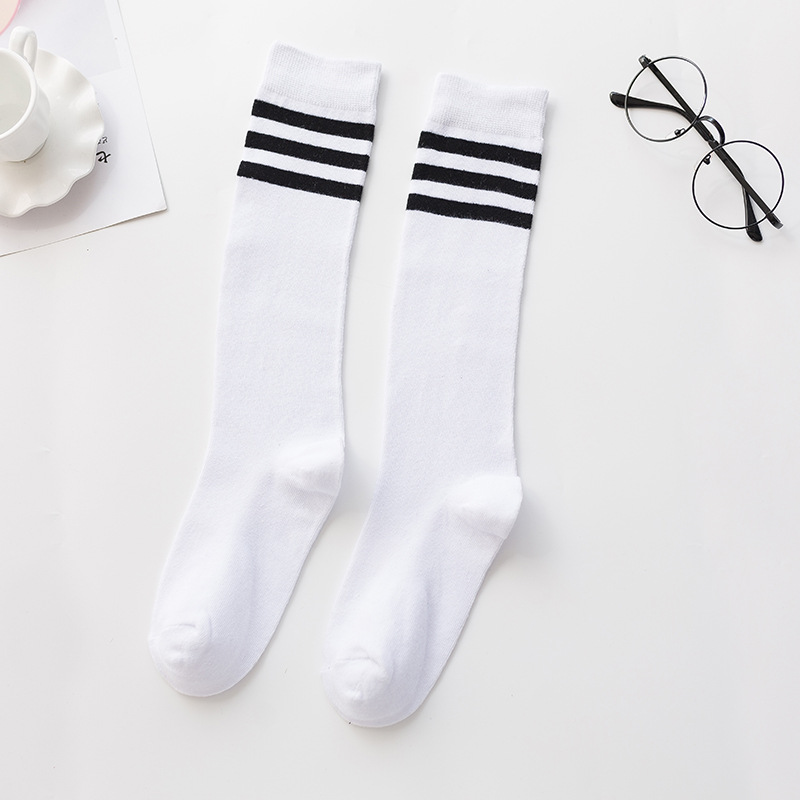 Calcetines de la pantorrilla de las mujeres dos o tres barras rayaron los altos calcetines del algodón estilo preppy llano blanco y negro Otoño e Invierno calcetines del estilo de JK al por mayor image 9