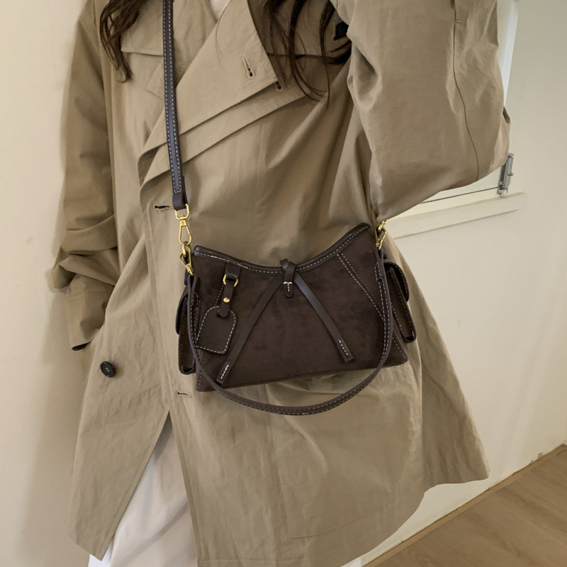 Bolsa de seda retro versátil, bolso inferior, otoño y invierno 2025, nuevo tipo de bolso de hombro de viaje, bolso de gran capacidad.