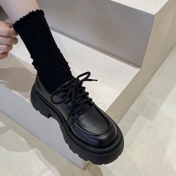 Британские ветры маленькие кожаные туфли на большой подошве женский 2025 новый весенний дикий черный jk одиночный кекс обувь Lefu