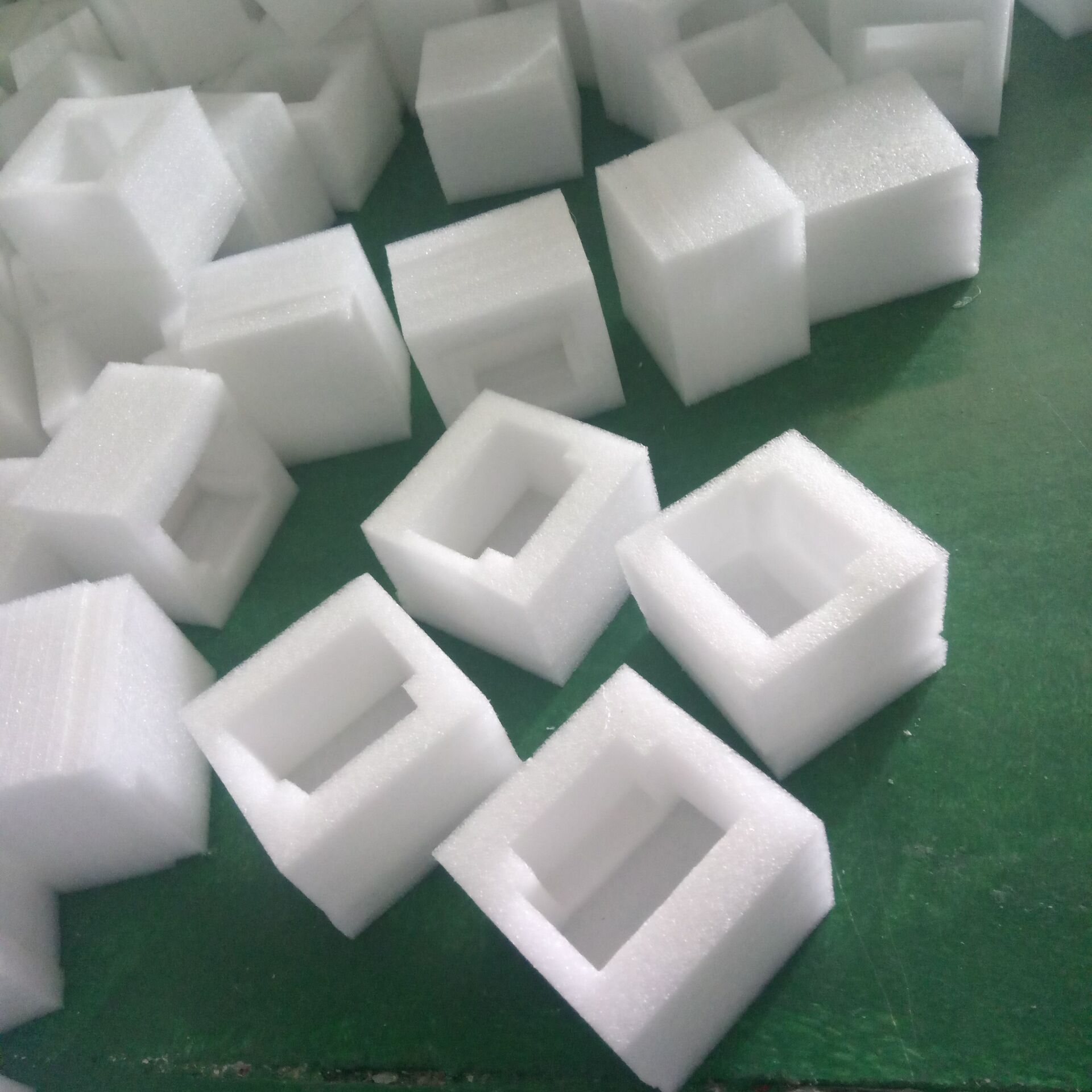 EPE珍珠棉护角护边三面体泡棉护角防撞家具画框包装EPE泡棉异型盒