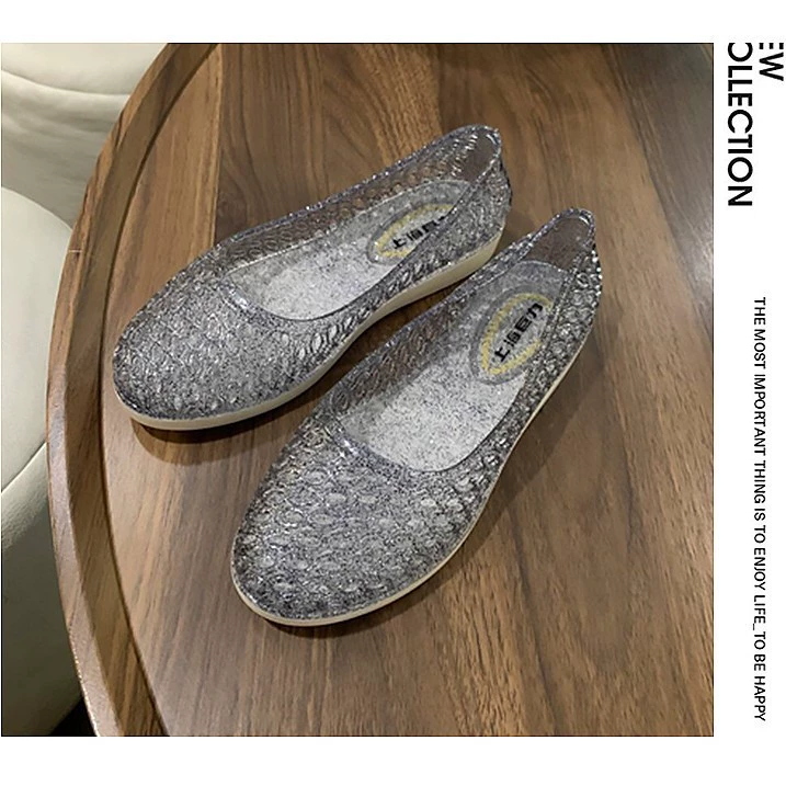 Женские летние сандалии носят мягкие подошвы