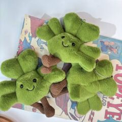 ぬいぐるみ漫画グリーンクローバー人形バックパックキーホルダーギフトぬいぐるみペンダント小さな人形卸売