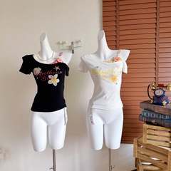 BIGGOLD リゾートスタイル偽ツーピースチェック柄サスペンダー半袖 Tシャツ女性の夏のホットガール斜め肩痩身ビーチトップ