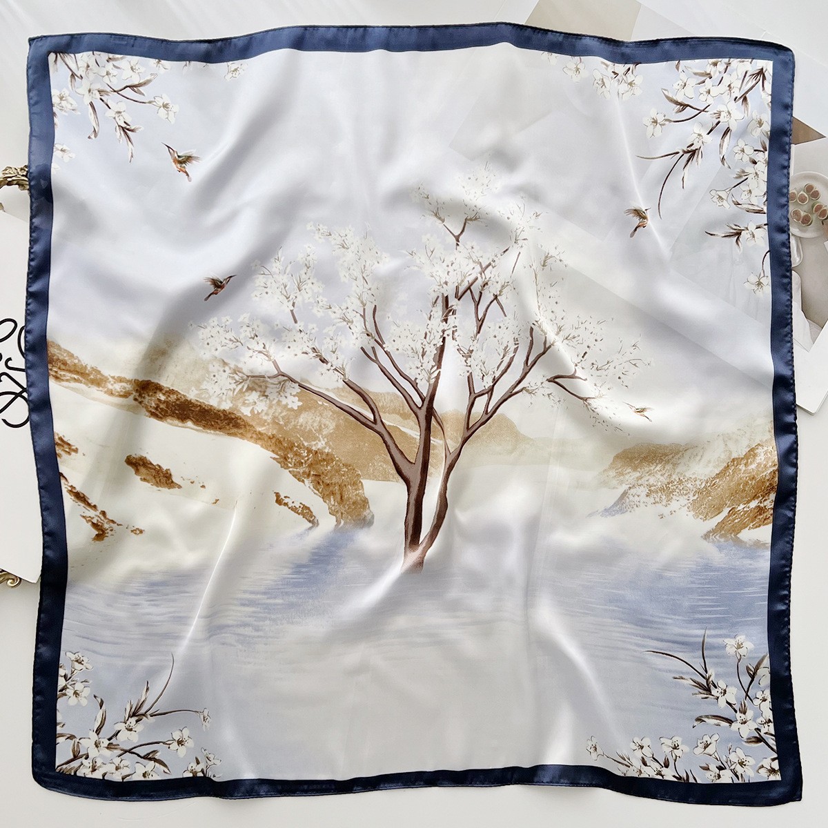 F1-A2A60018-2 # 라이트 블루 매화 나무