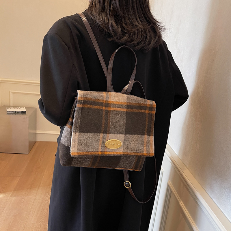 2024 invierno nuevo nicho de diseño de color contraste estricto de alta calidad bolsas de felt popular lindas mochila de damas