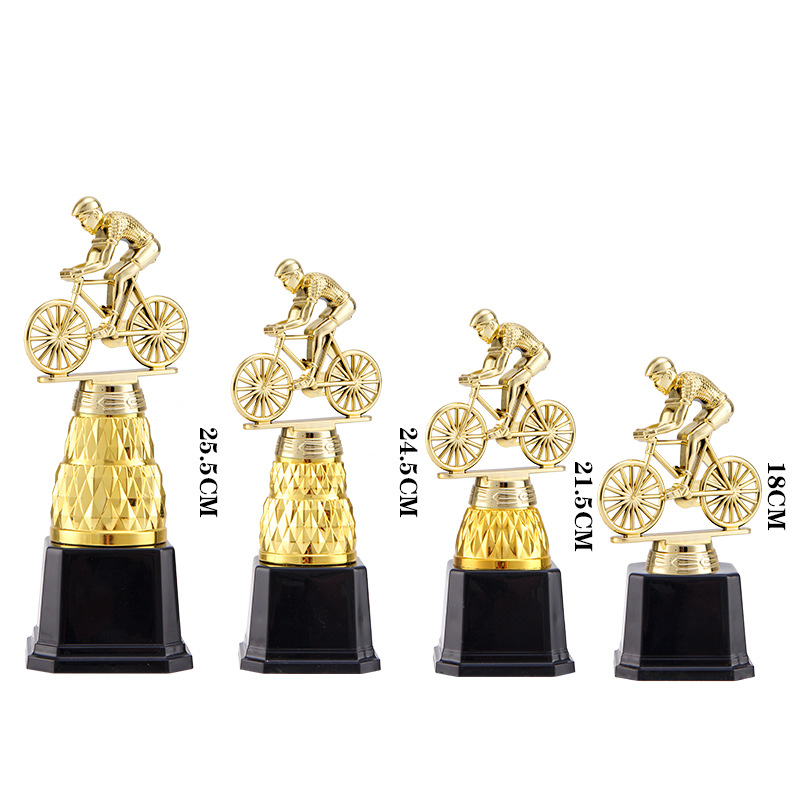 Ventas transfronterizas calientes nuevas decoraciones de trofeos de campeones de bicicletas creativas soportan muñecas de bicicletas de plástico grabadas con placa de identificación